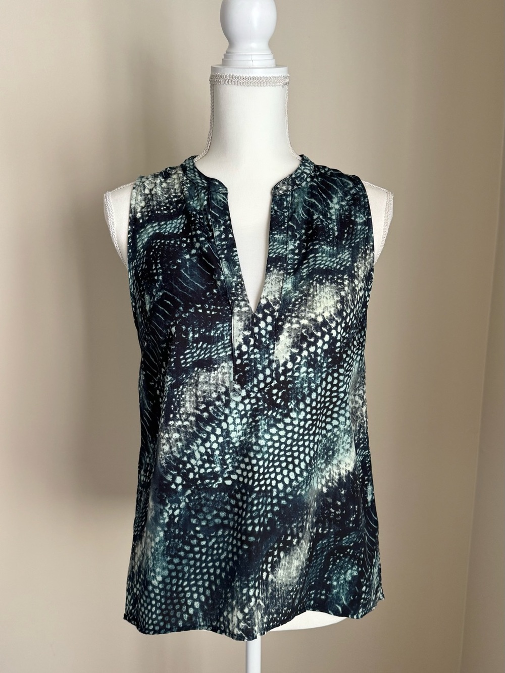 EIGHT SIXTY Blue/Green V-Neck Tank Top Blouse Sz S